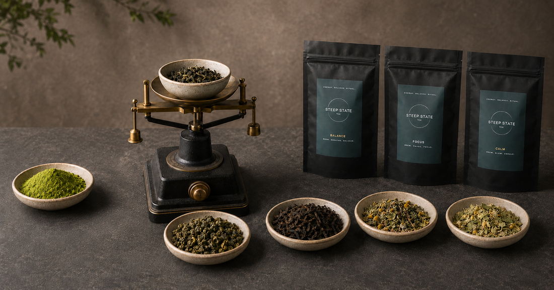Sechs separat ausgewählte Tees mit traditioneller Waage und STEEP STATE TEA Verpackungen.